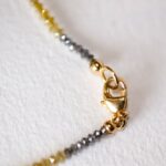 Nahaufnahme eines goldenen Kettenverschlusses